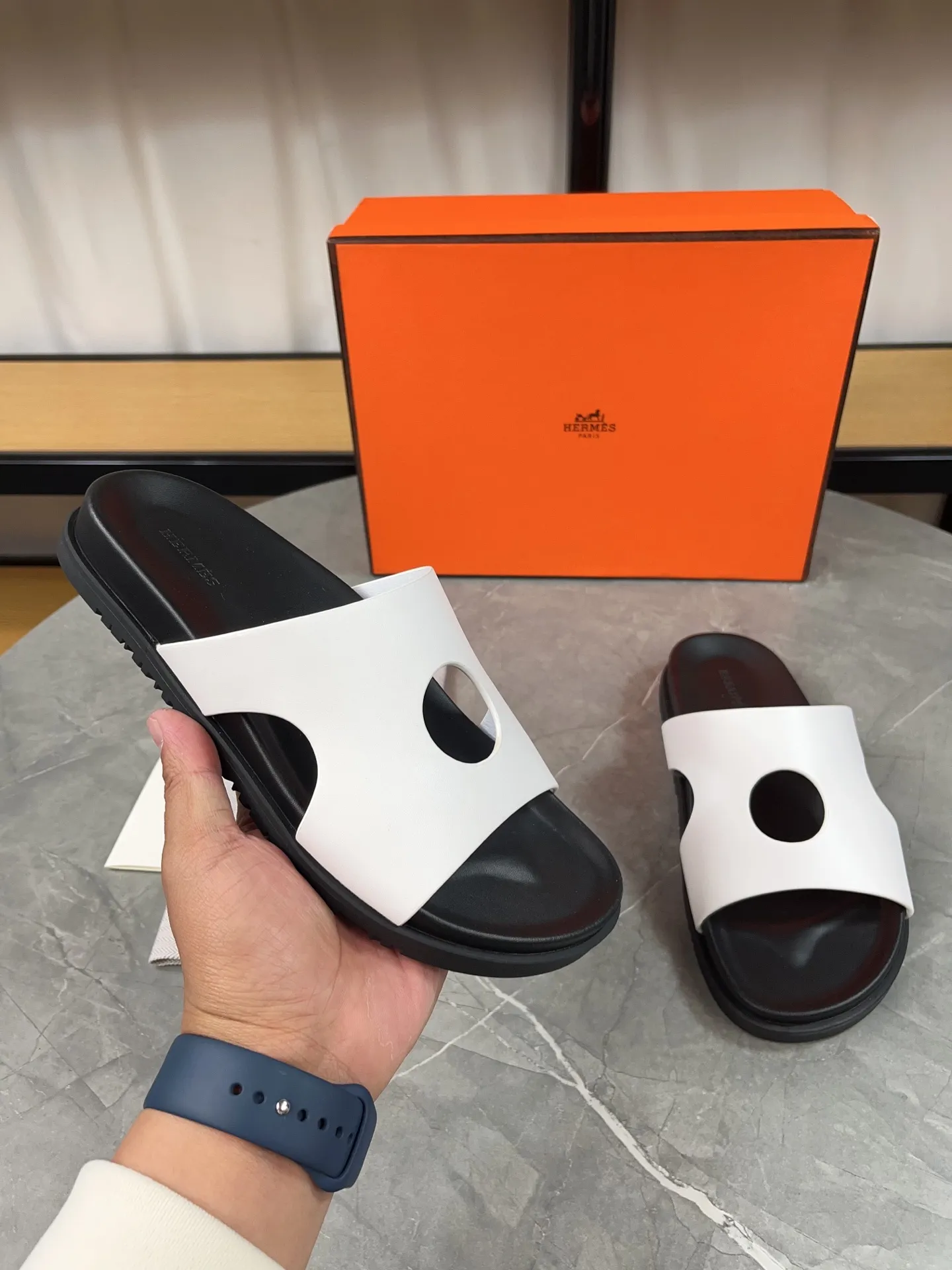 p400🐮🐮H family classic (couple style) Hermes Hermes spring and summer sandals series! Classic style, always popular slippers - sandals, great with any combination! ! ! Upper: imported PU inner lining: imported mixed sheepskin Outsole: Tpu non-slip and wear-resistant outsole Female size: 35-40 (customized at 41) Male size: 39-45 (customized at 39.45)